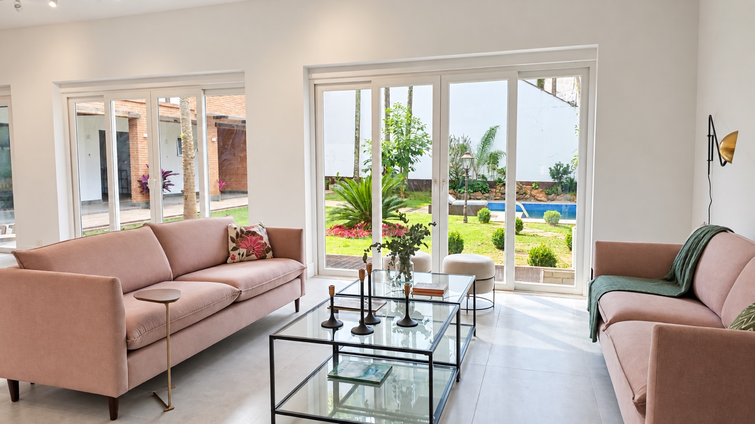 Sala de estar organizada para apresentação de imóvel em anúncio imobiliário